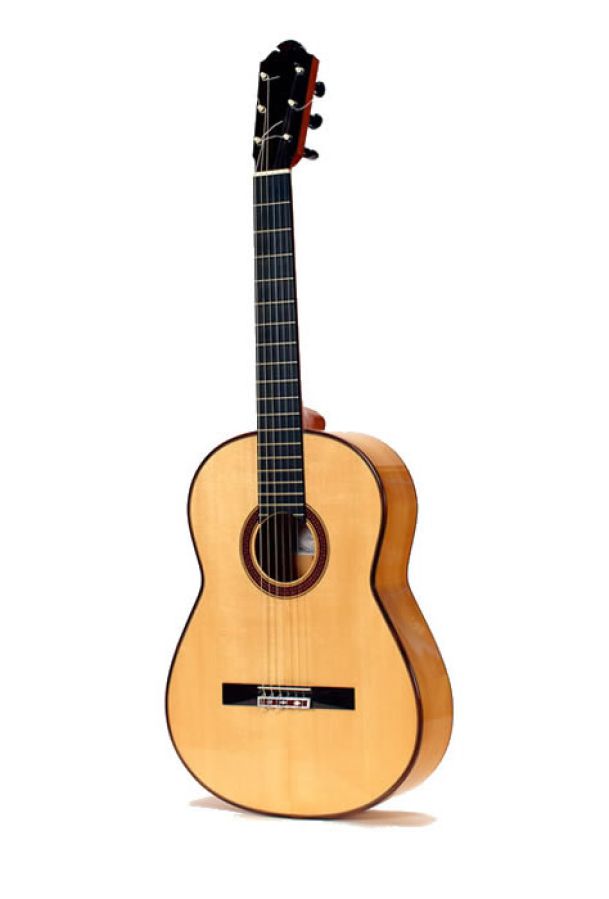 Flamenco guitar in traditional form | Soundboard: fine grained spruce | Body: Cypress
