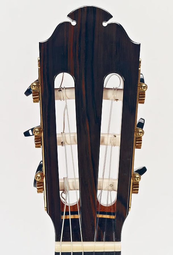 Head design for Premier and Virtuoso models. Facing of Brazilian rosewood
