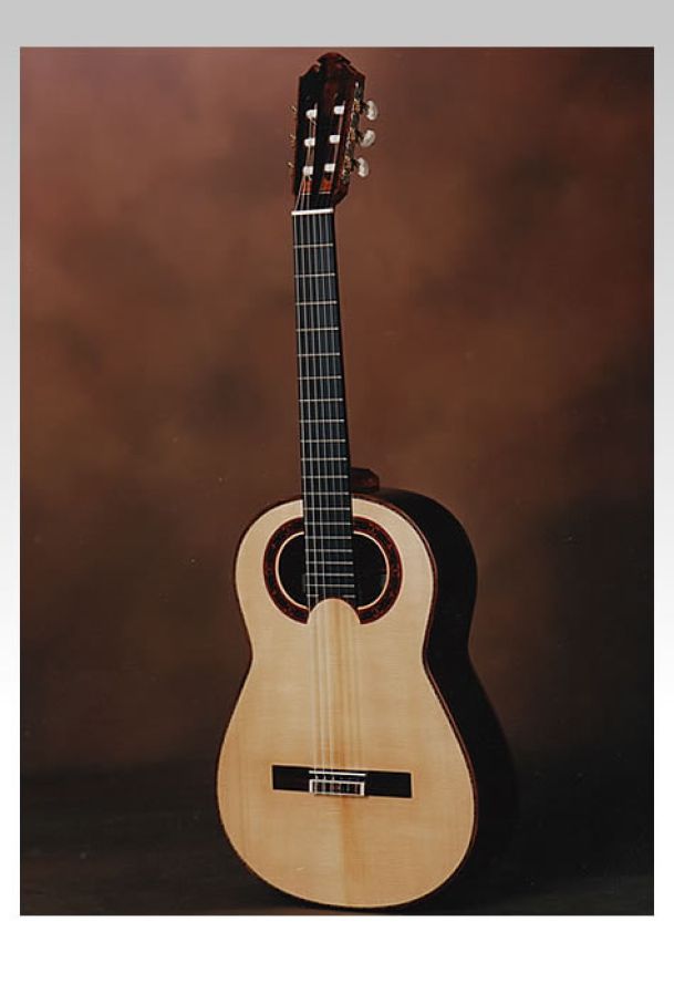 Six string guitar in the style of Francisco Simplicio | Soundboard: spruce | Body: Brazilian rosewood |Neck: Brazilian mahogany |Machine heads: engraved silver plates, faux ivory traditional buttons, by David Rodgers